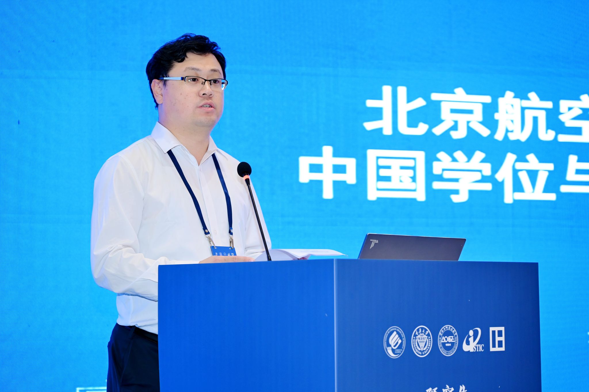 1761971171389902.jpg 冯奕钰主持.JPG