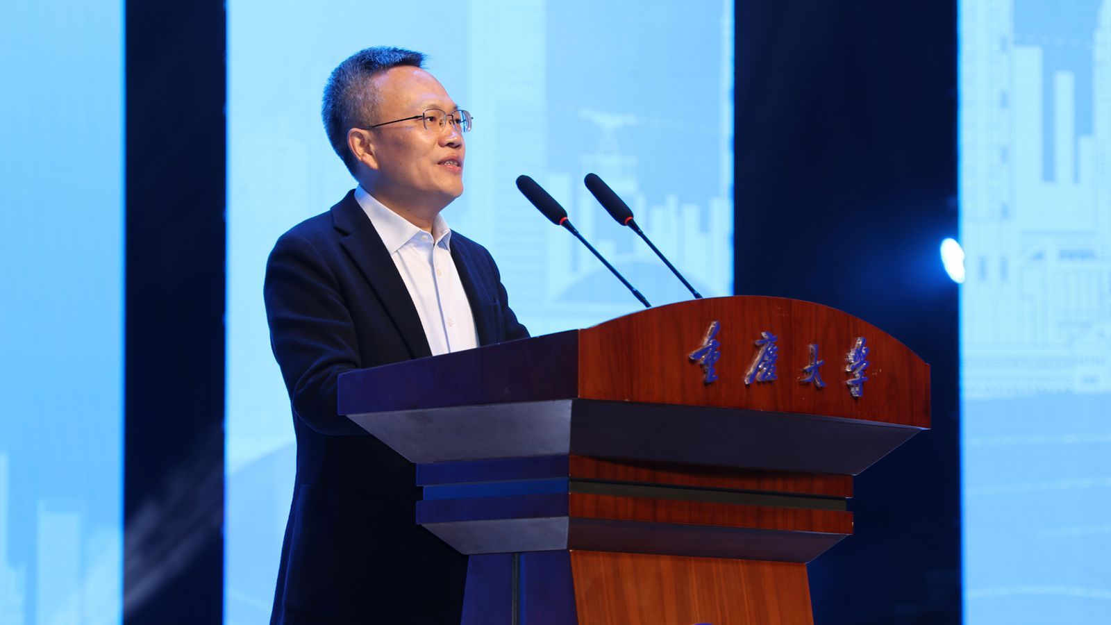 1762937767348502.jpg 重庆大学党委副书记冯业栋_副本.jpg